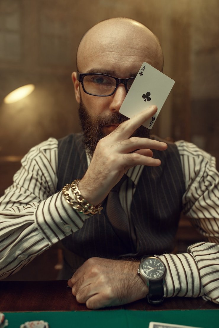 Pengguna dewasa Indonesia membaca panduan game